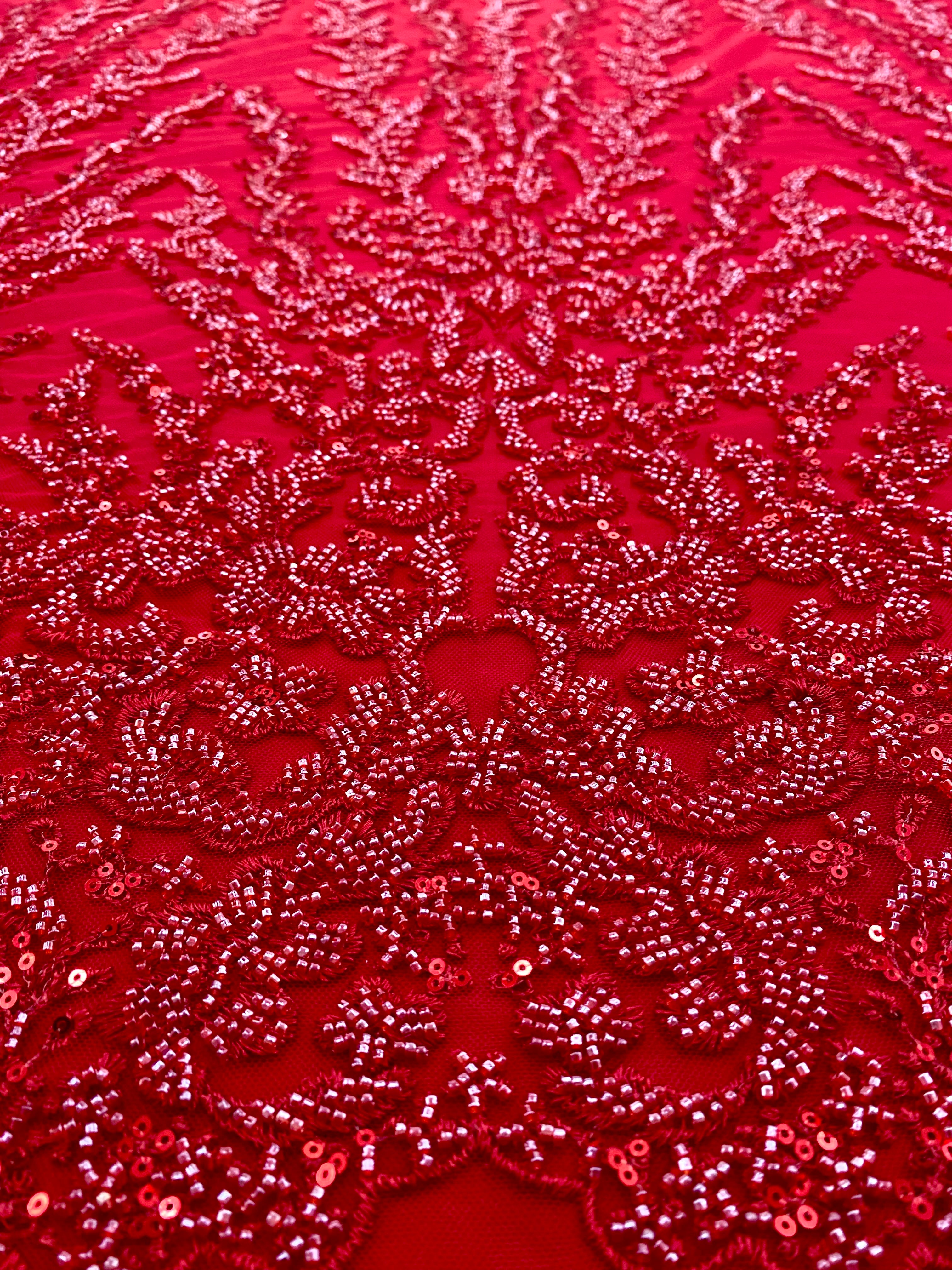 Piros Couture csipke geometriai mintával, gyöngyökkel, gyöngyöcskékkel és flitterekkel