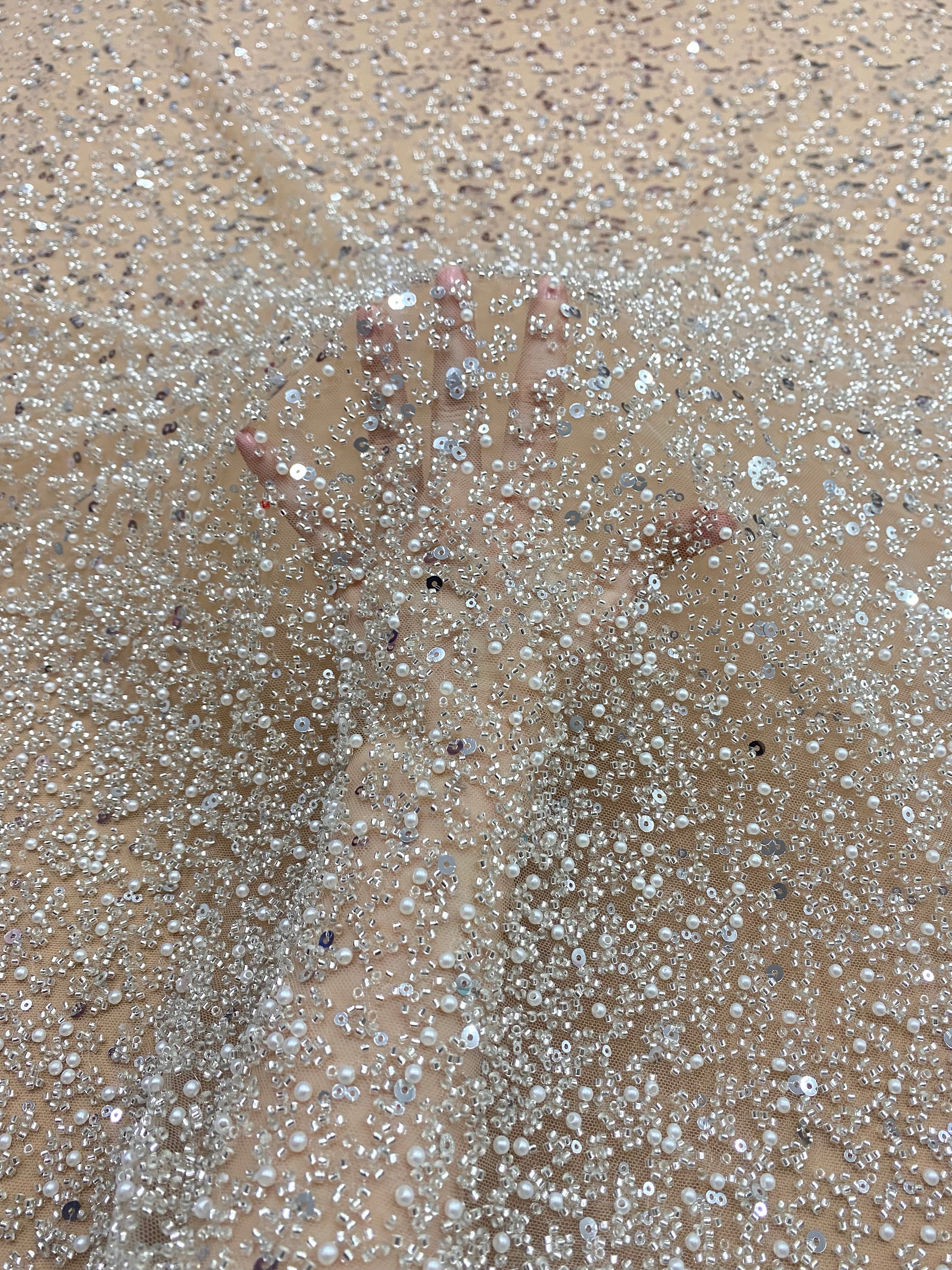 Dantela Couture Argintie pe Tulle Nude in Degrade, cu Perle, Margele si Paiete