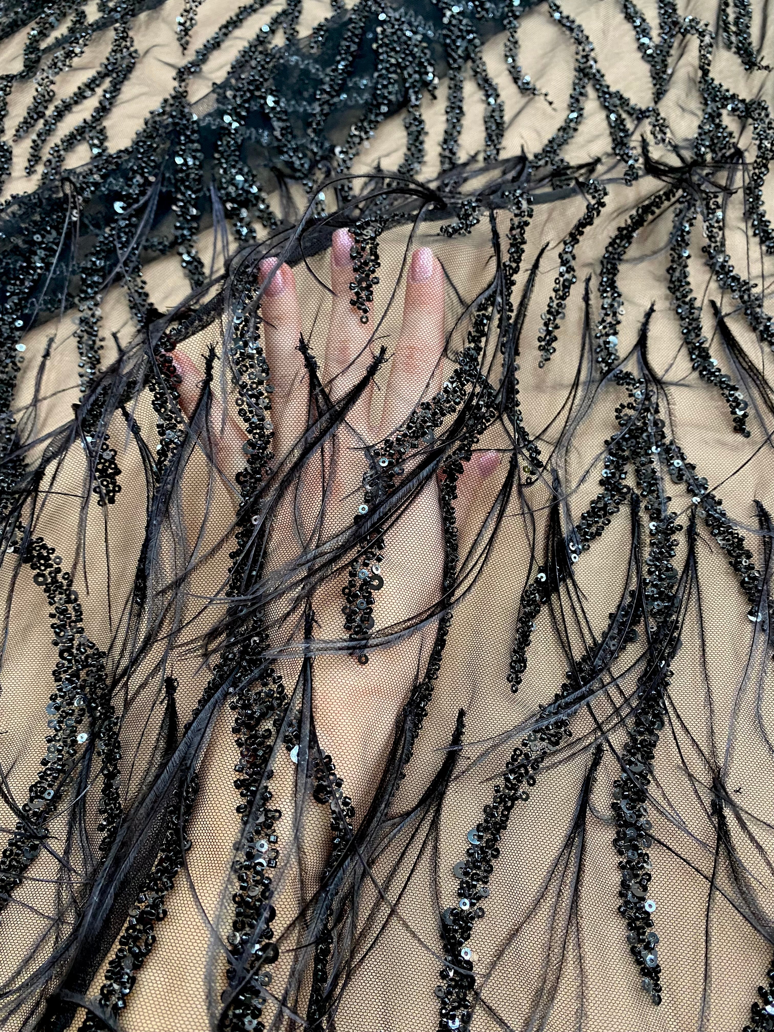 Dantela Couture Neagra cu Pene de Strut, cu Siraguri, cu Margele si Paiete