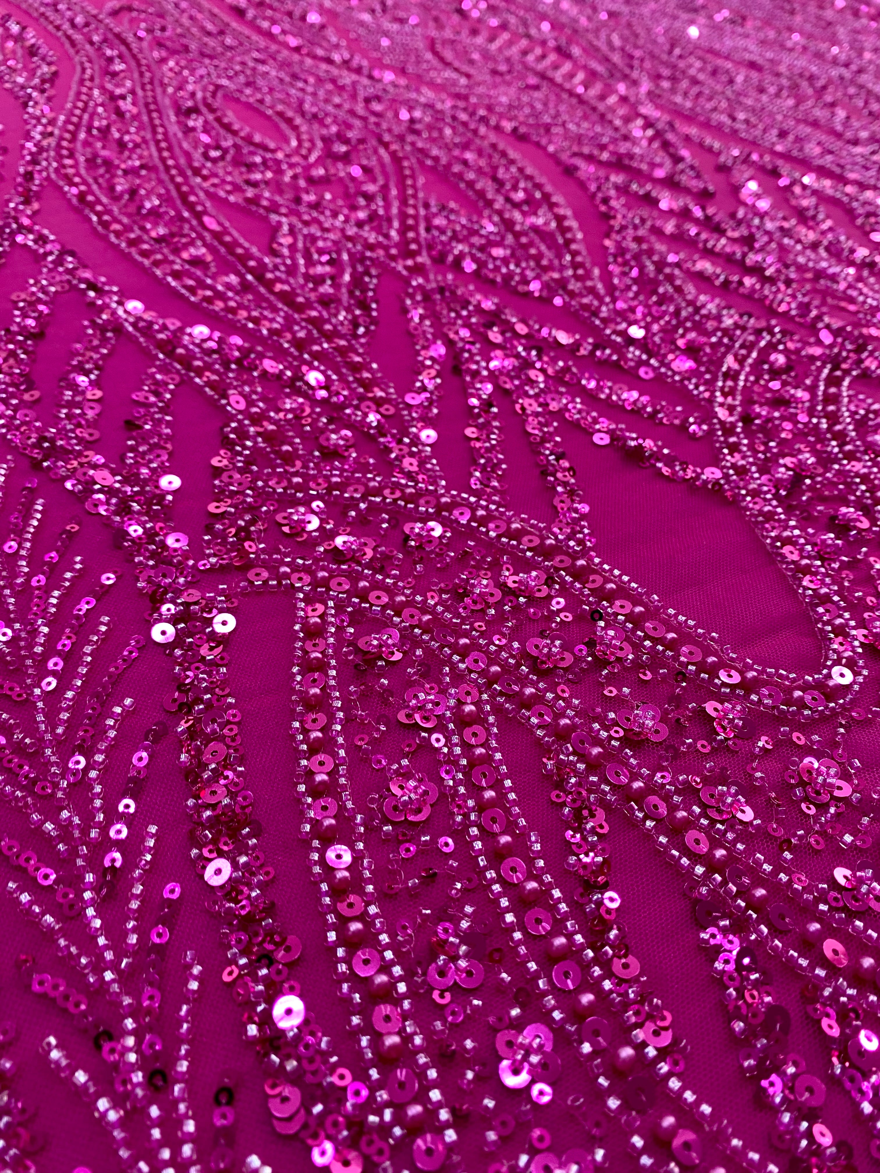 Dantela Couture Fucsia cu Model Geometric, cu Perle, Margele si Paiete