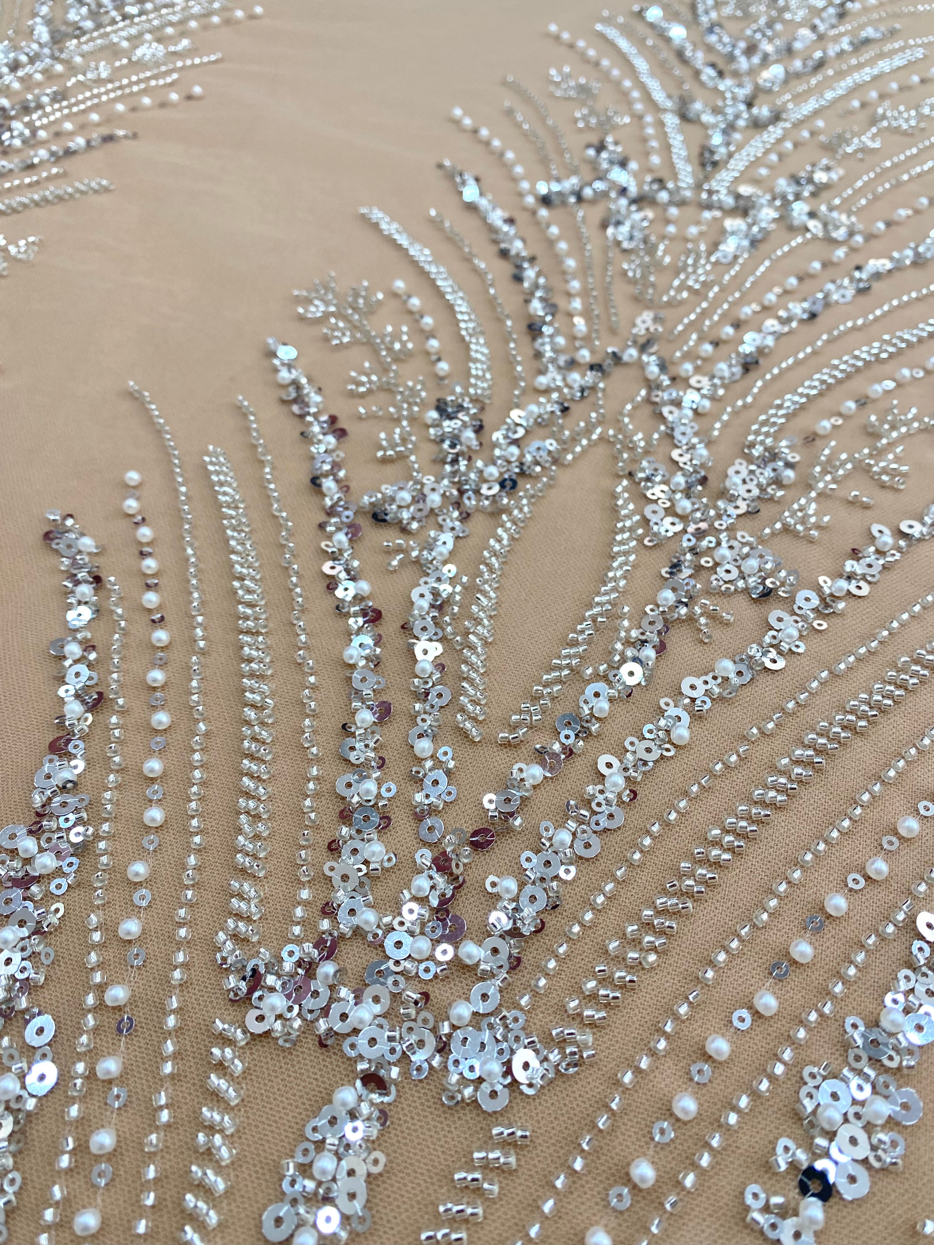 Dantela Couture Argintie cu Tulle Nude cu Panou, cu Perle, Margele si Paiete