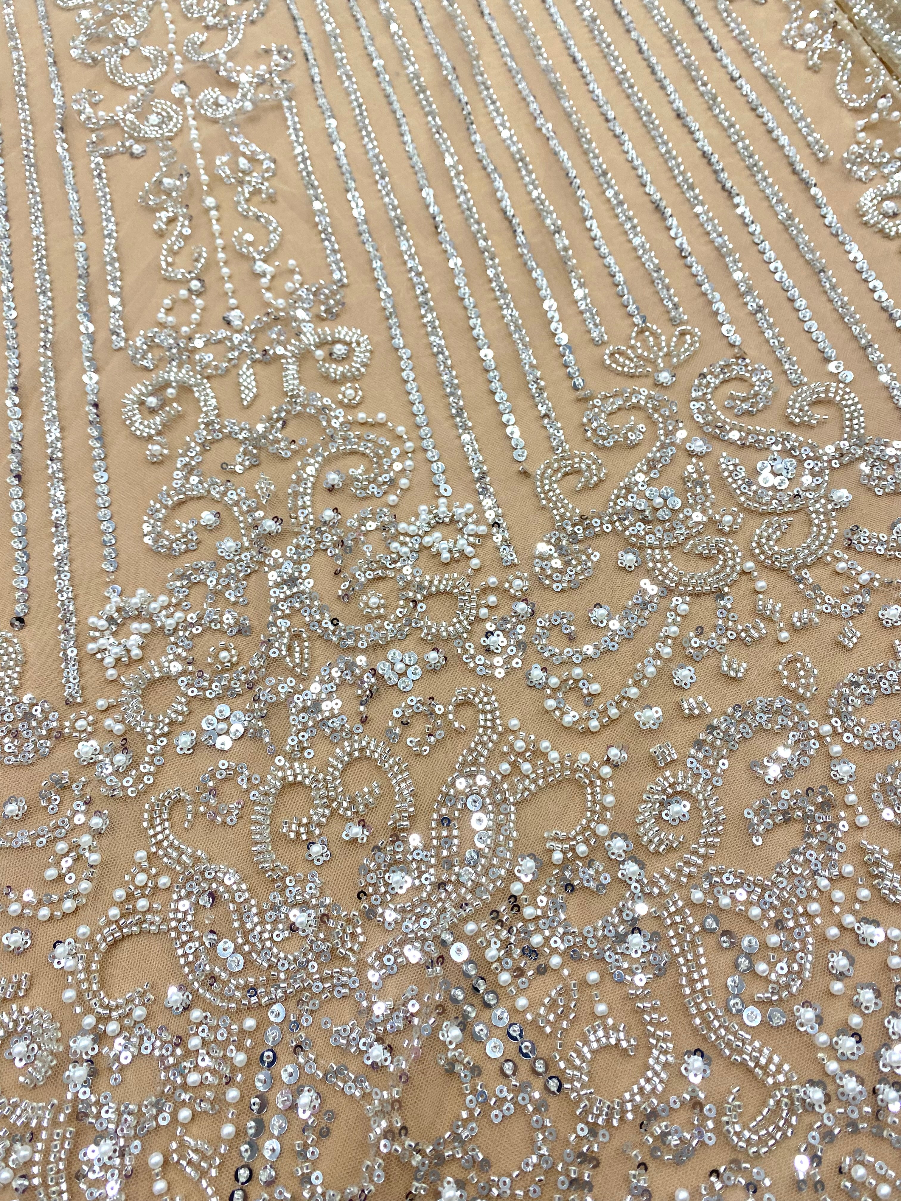 Dantela Couture Argintie pe Tulle Nude cu Model Geometric, cu Perle, Margele si Paiete