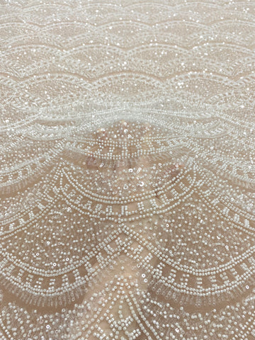 Elefántcsont csipke geometriai mintával, gyöngyökkel és flitterekkel