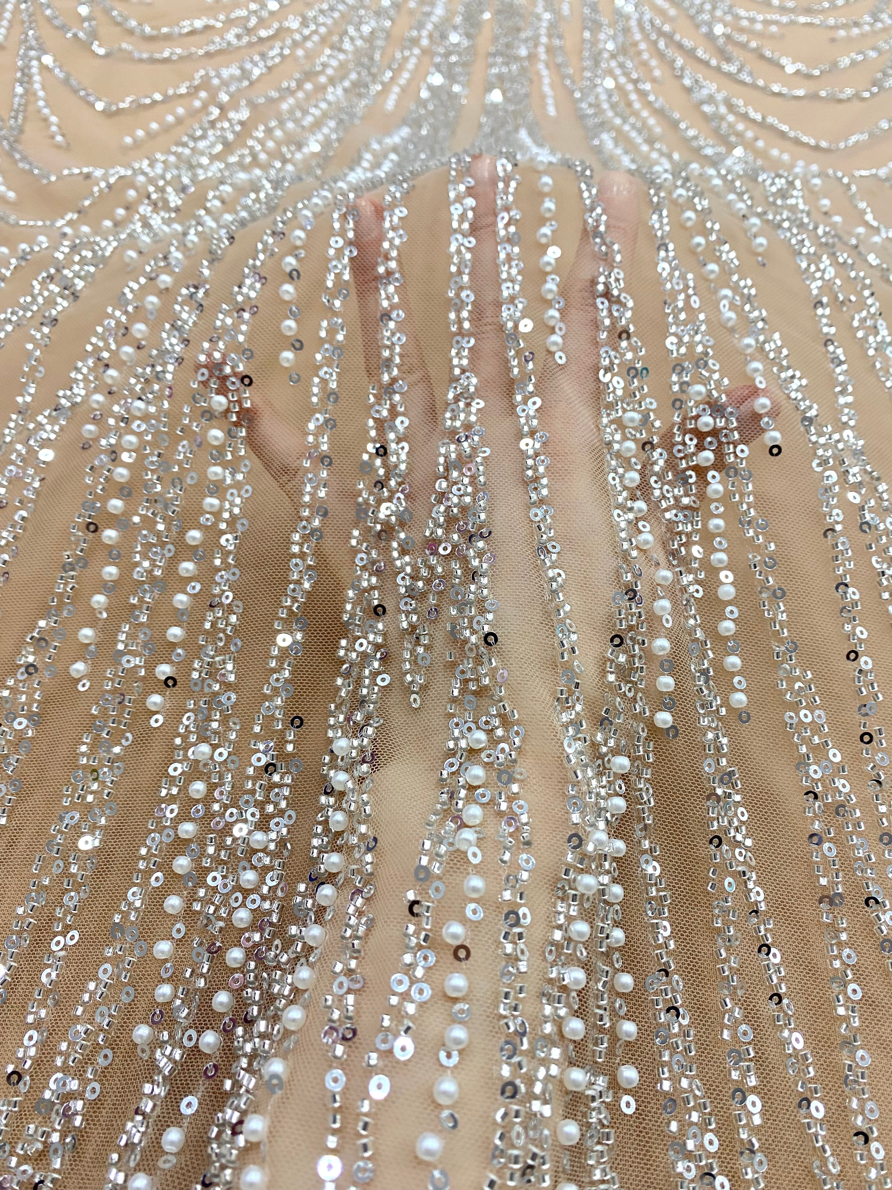 Dantela Couture Argintie pe Tulle Nude cu Model Liniar, cu Margele si Paiete