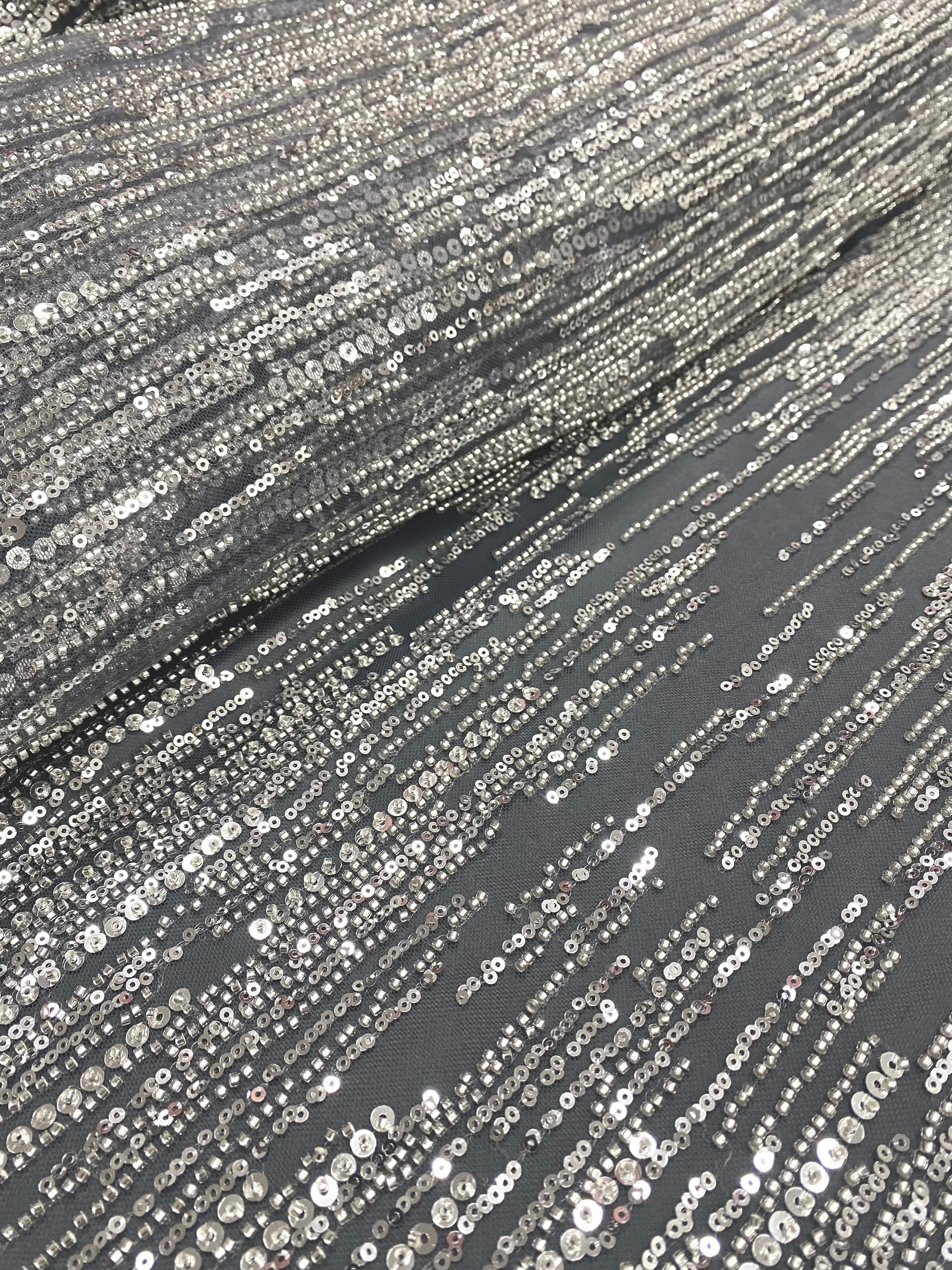 Dantela Couture Argintie pe Tulle Gri Antracit cu Model Liniar, cu Margele si Paiete