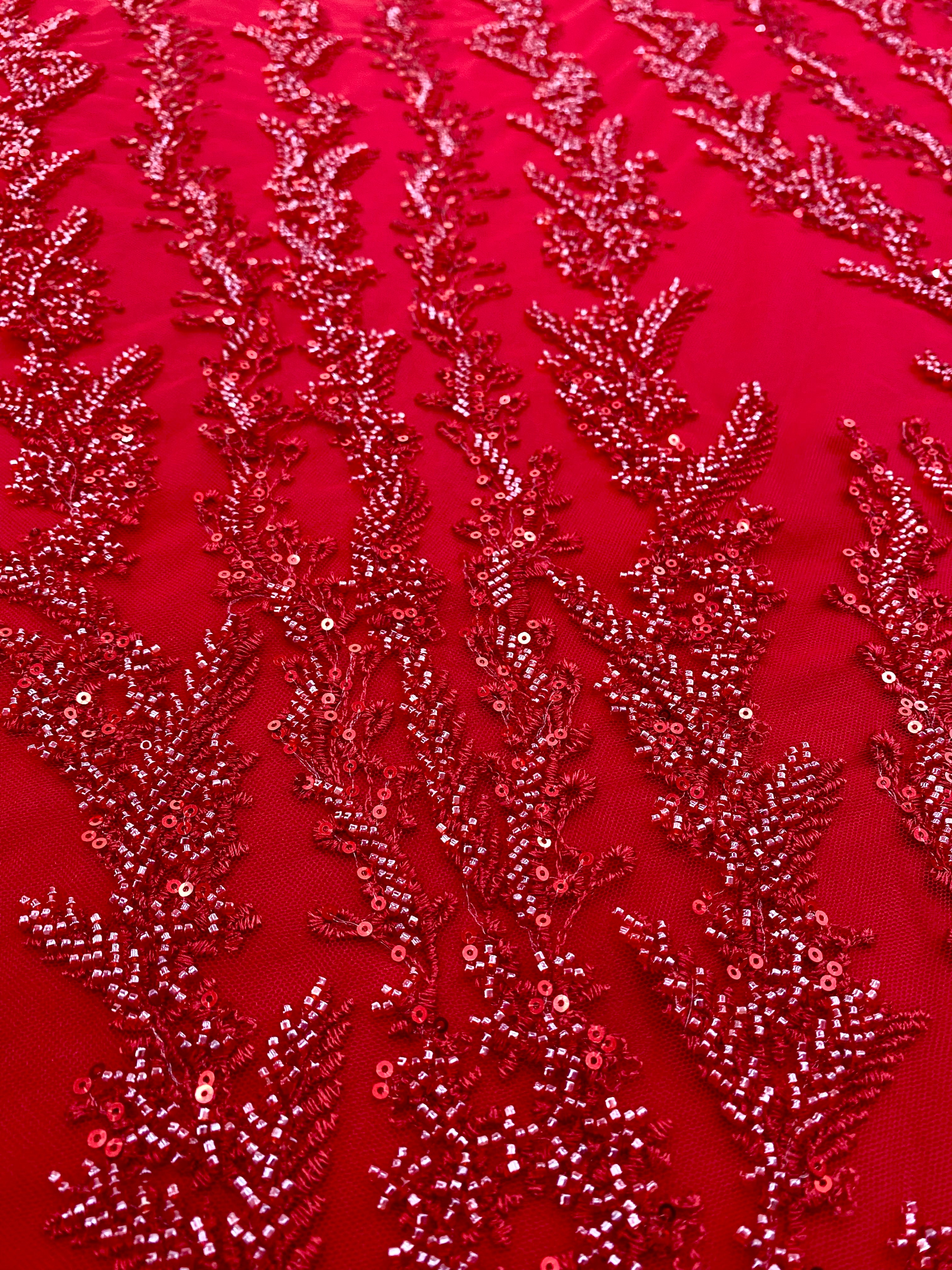 Piros Couture csipke geometriai mintával, gyöngyökkel, gyöngyöcskékkel és flitterekkel