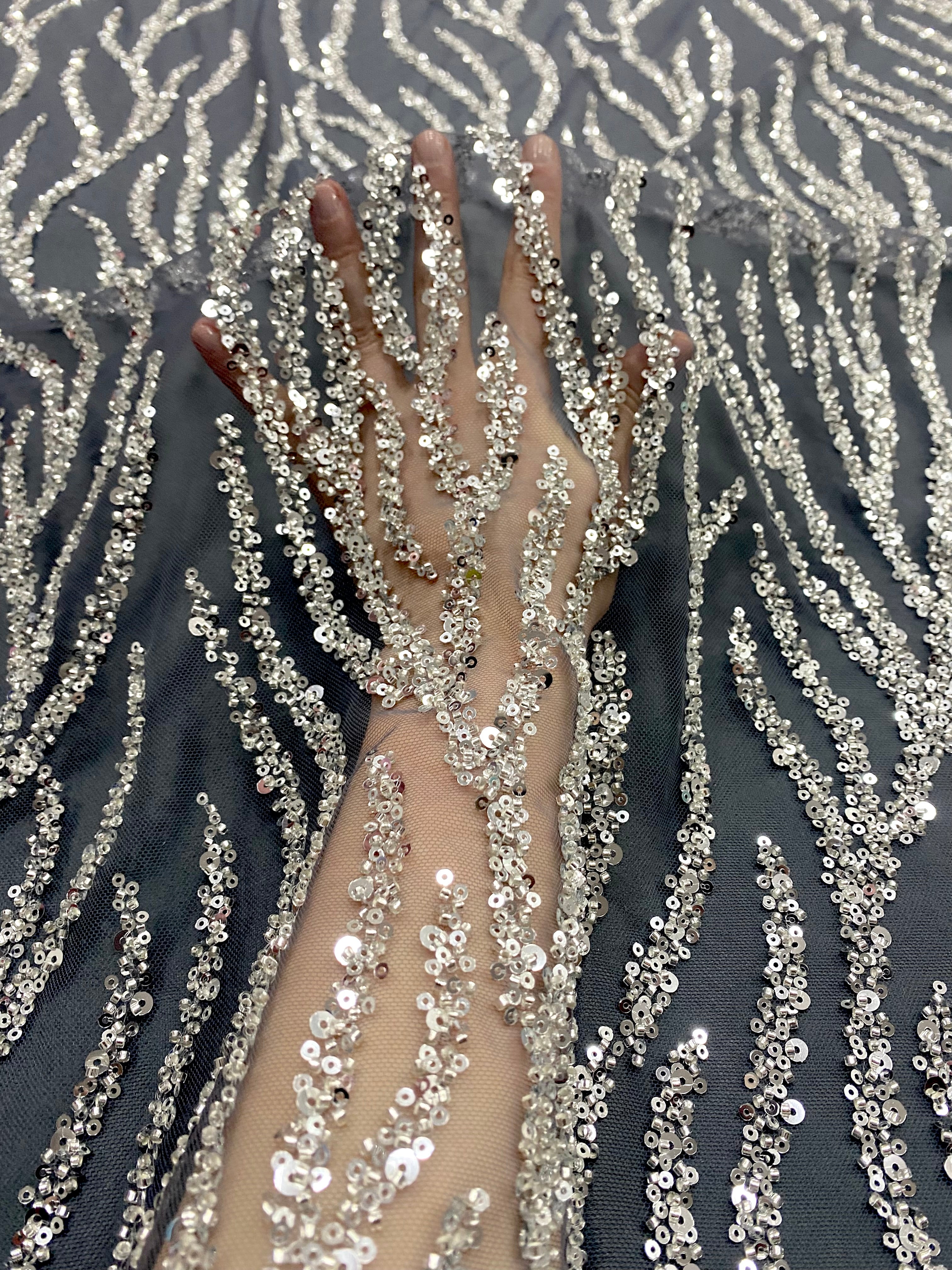 Dantela Couture Argintie pe Tulle Antracit cu Siraguri, cu Margele si Paiete