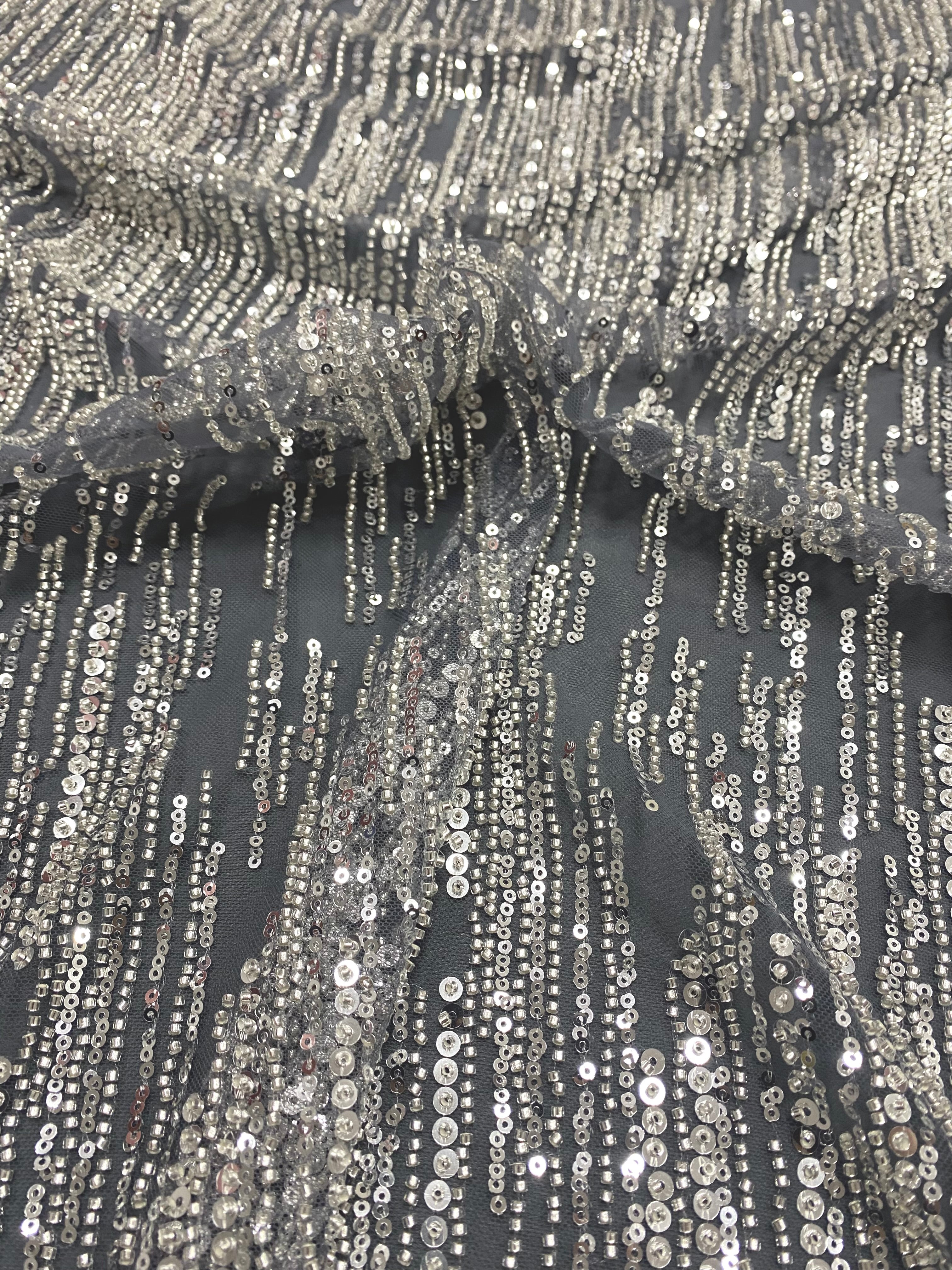 Dantela Couture Argintie pe Tulle Gri Antracit cu Model Liniar, cu Margele si Paiete