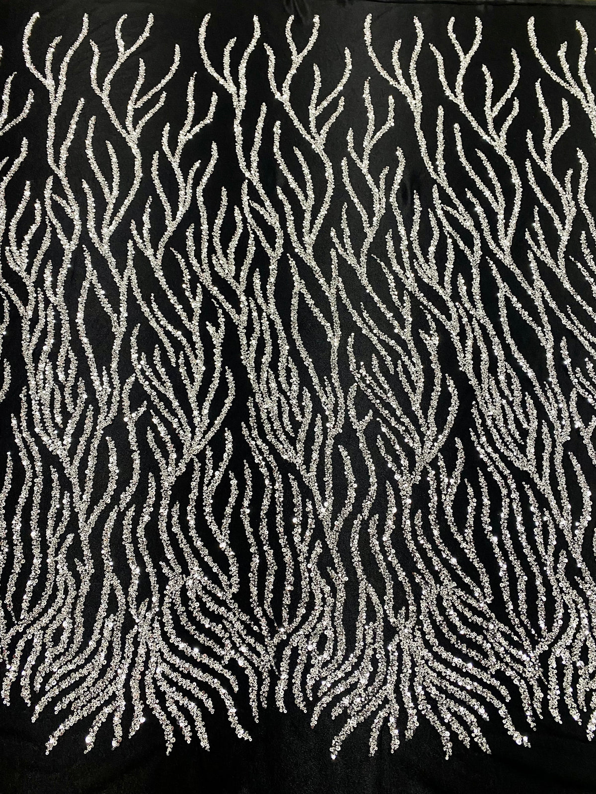 Dantela Couture Argintie pe Tulle Negru cu Siraguri, cu Margele si Paiete