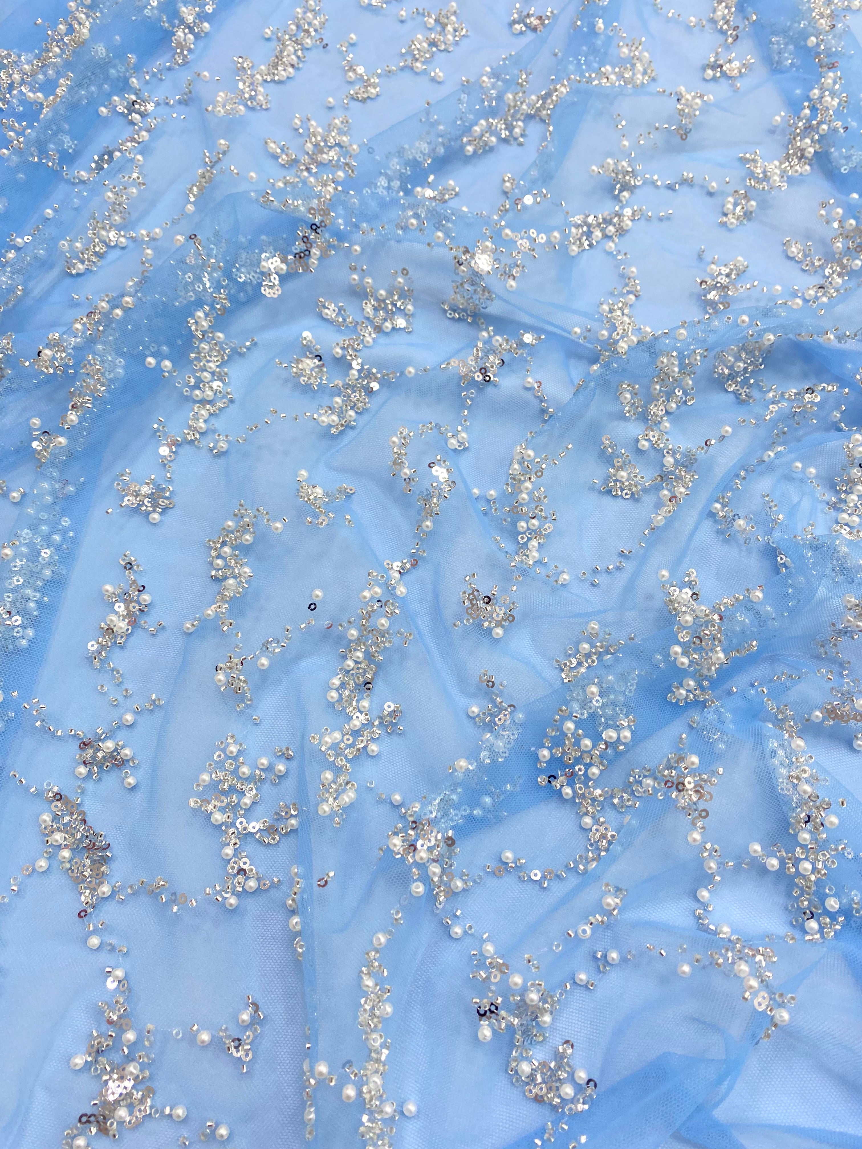 Dantela Couture Argintie pe Tulle Bleu cu Perle, Margele si Paiete