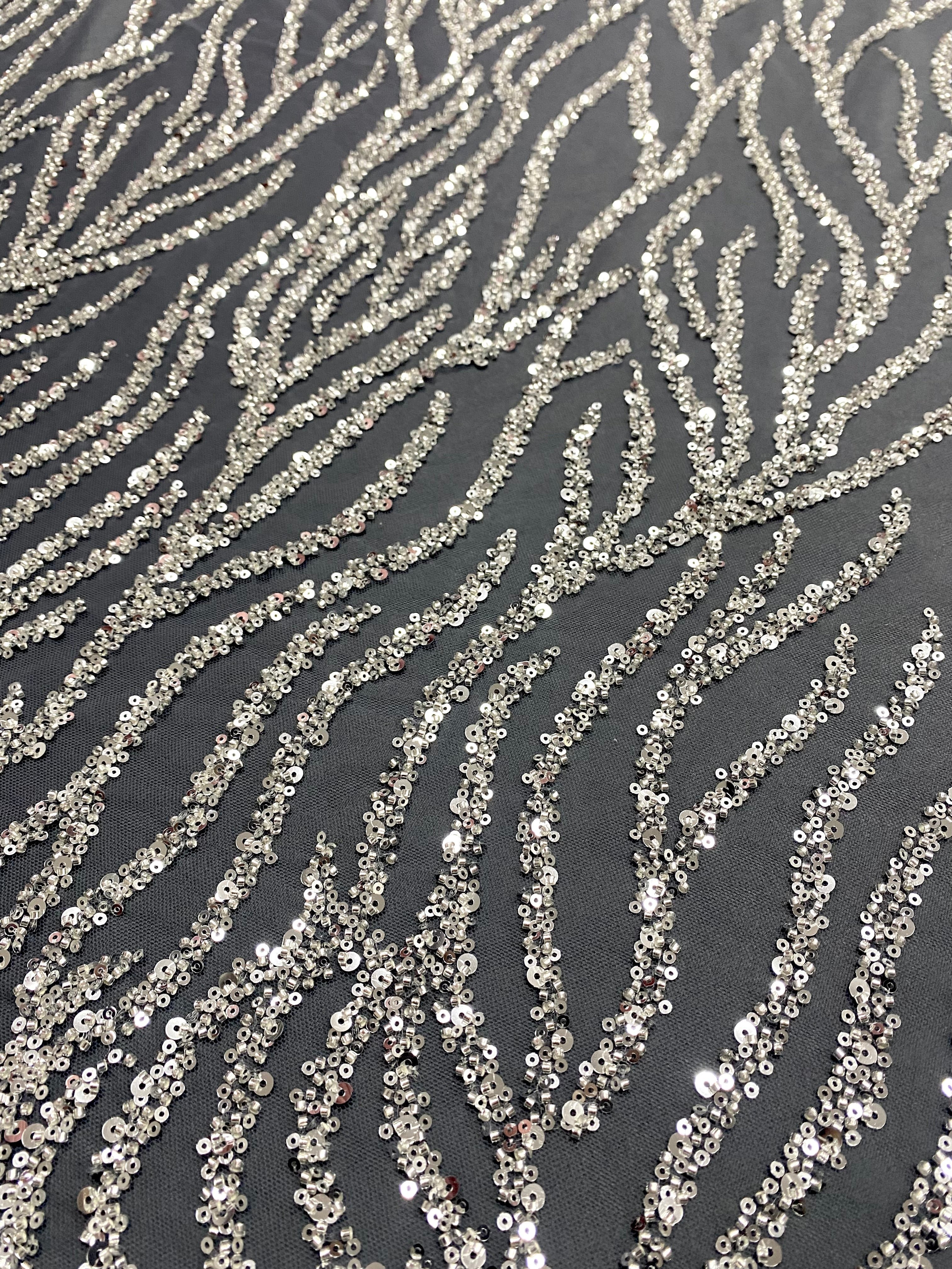 Dantela Couture Argintie pe Tulle Antracit cu Siraguri, cu Margele si Paiete