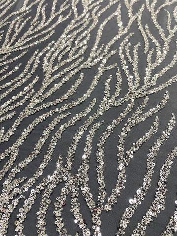 Dantela Couture Argintie pe Tulle Antracit cu Siraguri, cu Margele si Paiete