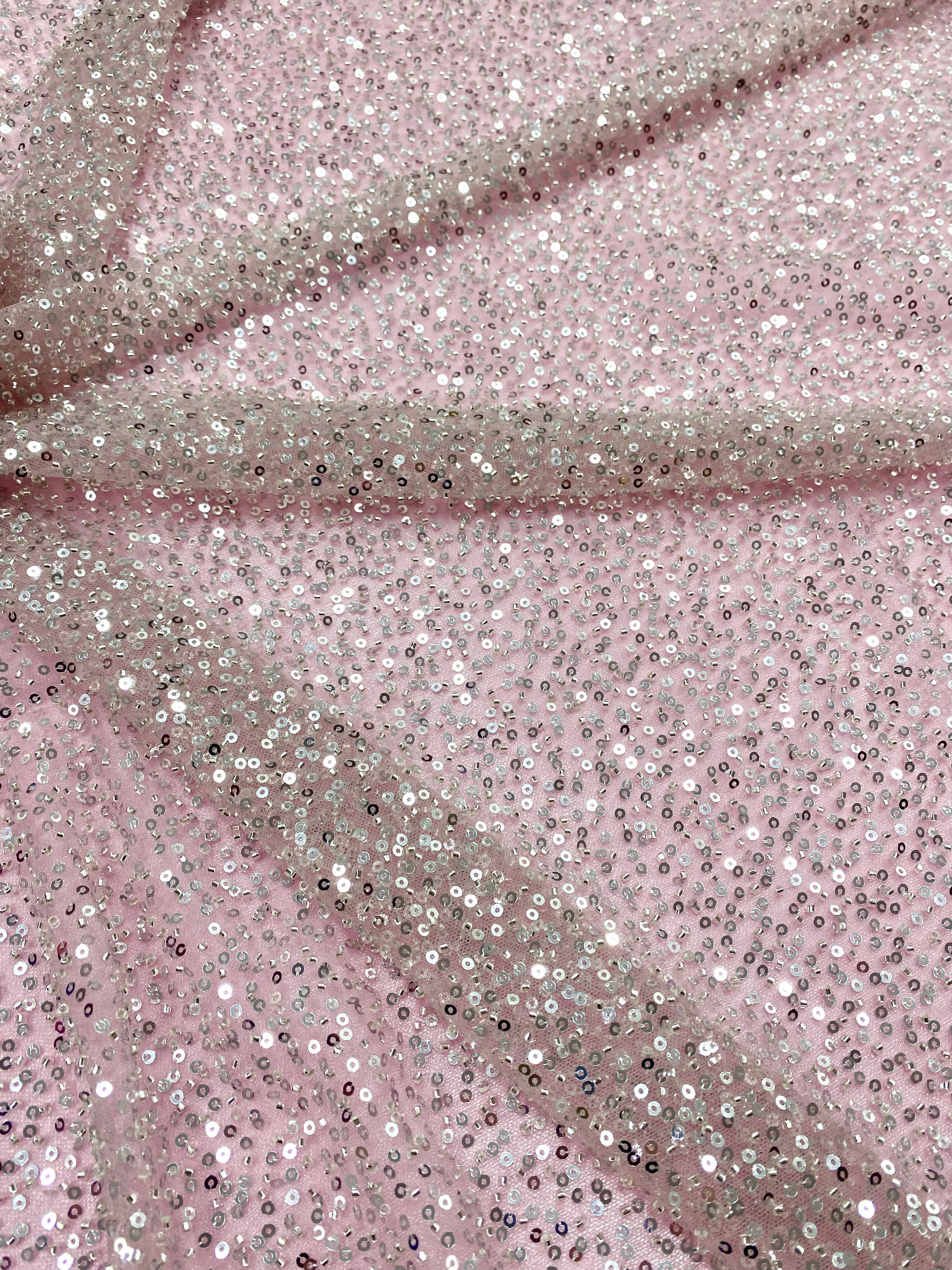 Dantela Couture Argintie pe Tulle Roz cu Model General, cu Margele si Paiete