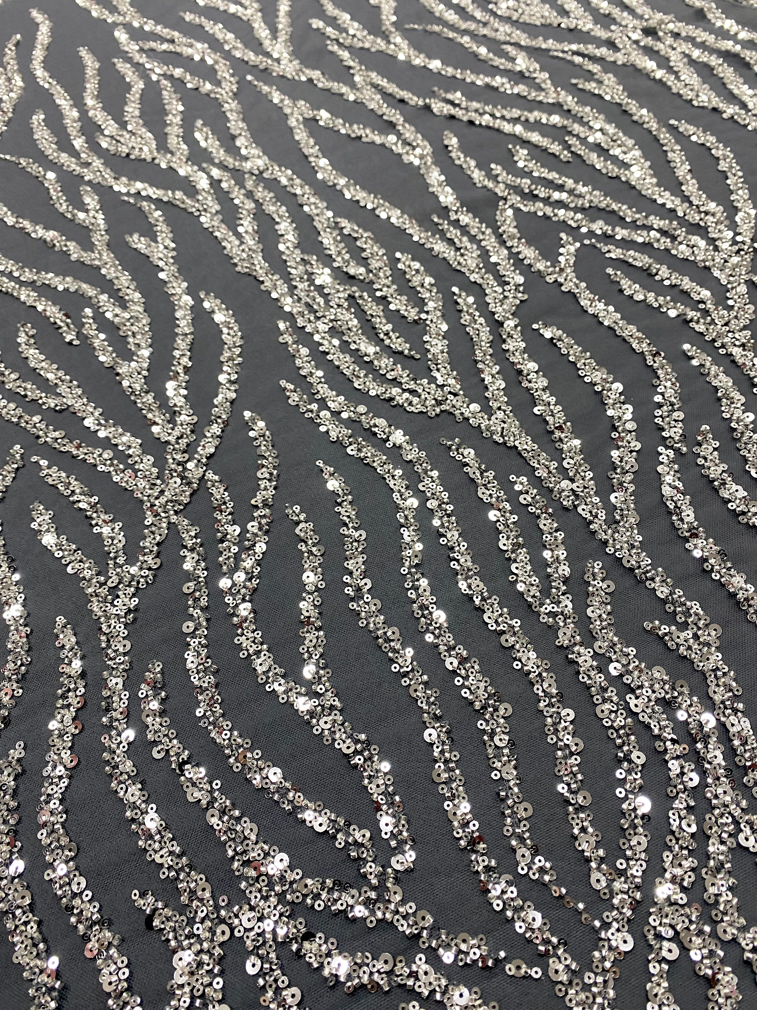 Dantela Couture Argintie pe Tulle Antracit cu Siraguri, cu Margele si Paiete