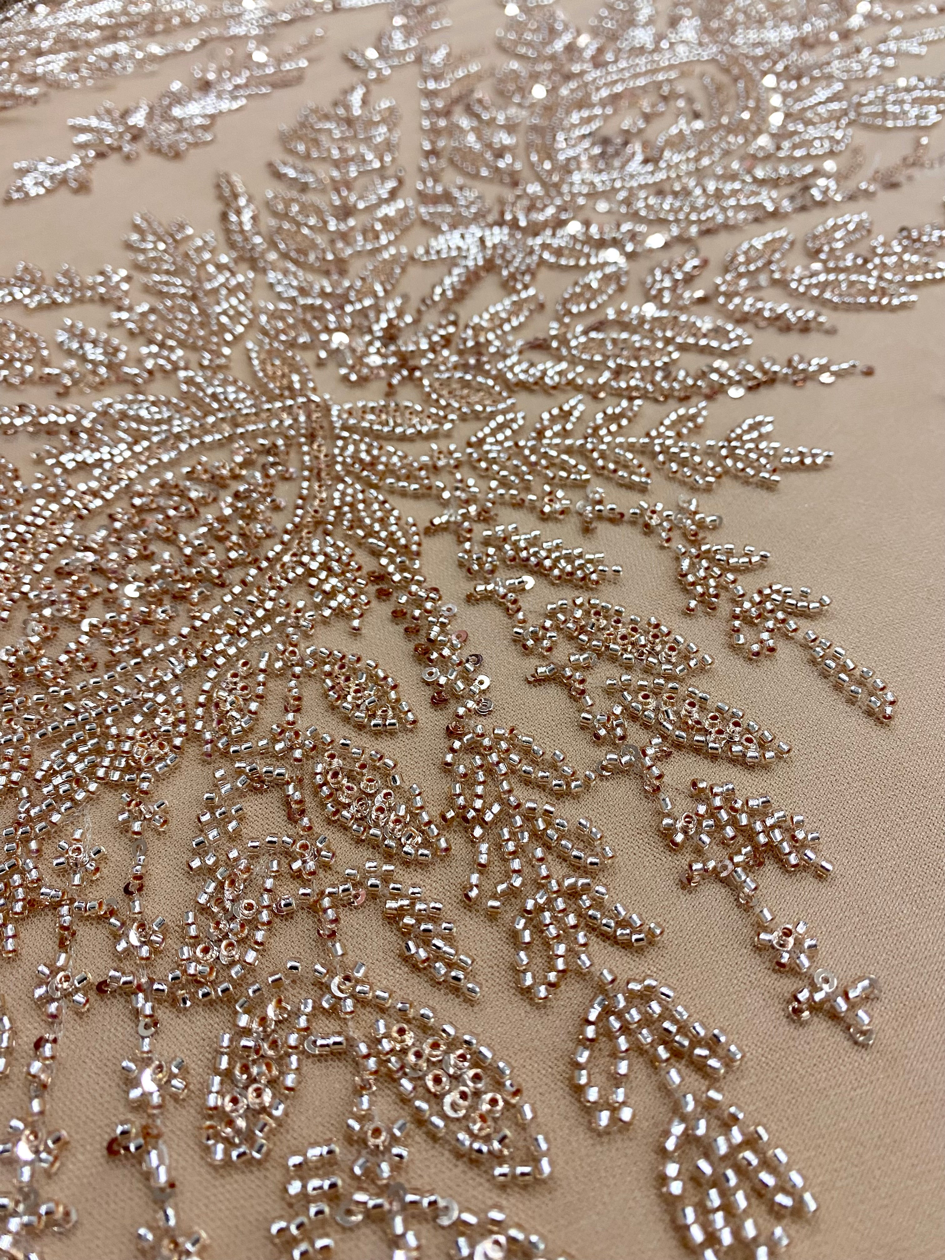 Dantela Couture Arany Rose Szimmetrikus Mintával, Gyöngyökkel és Flitterekkel