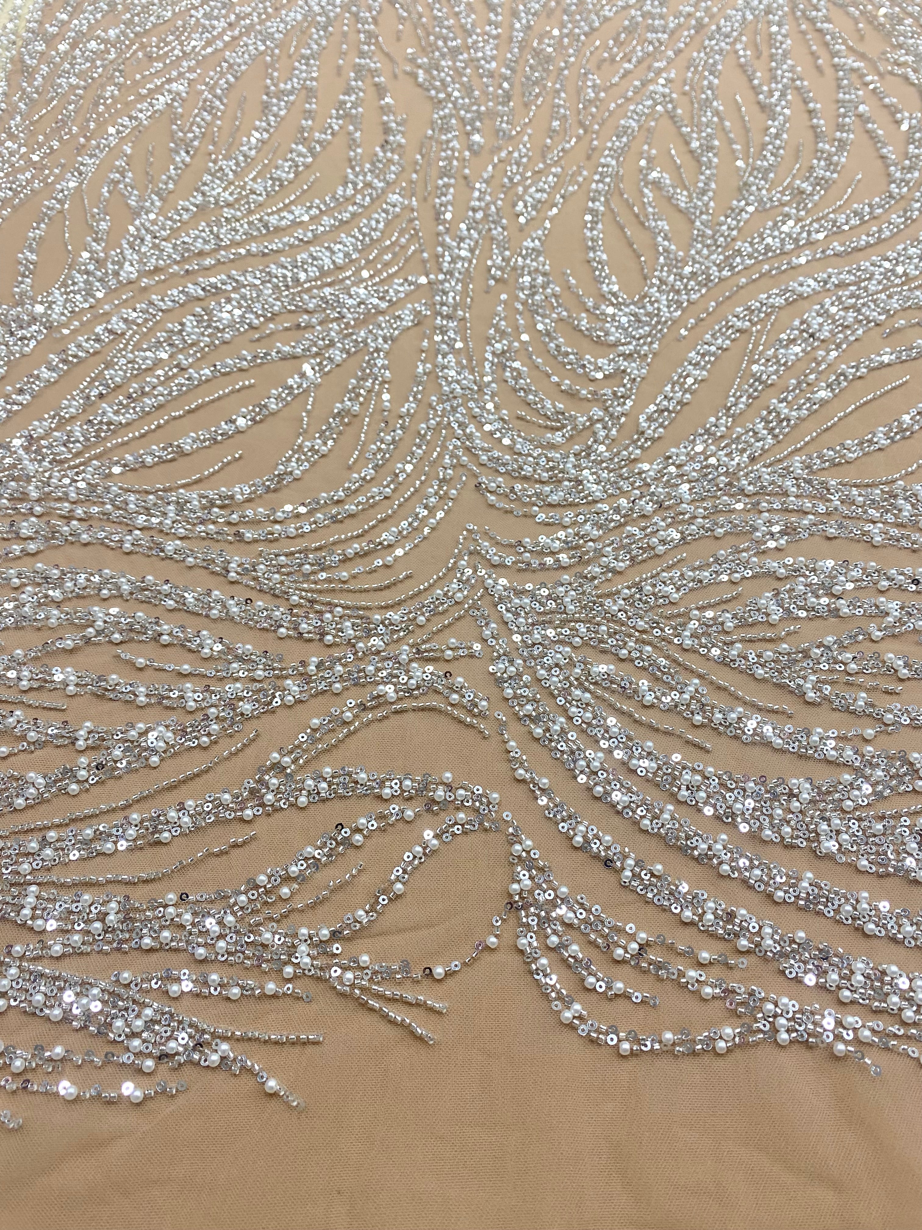 Dantela Couture Argintie pe Tulle Nude cu Model Geometric, cu Perle, Margele si Paiete