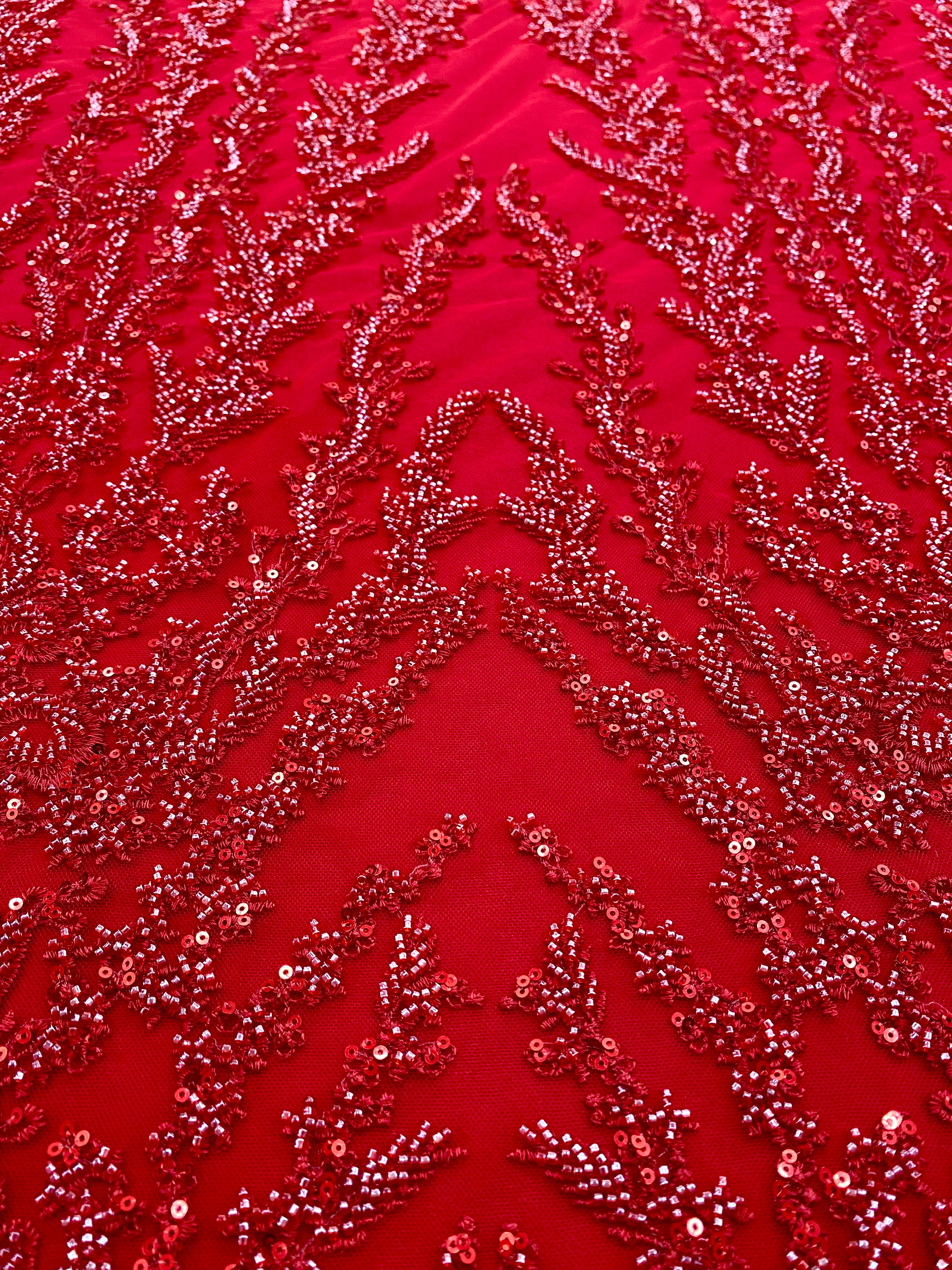 Piros Couture csipke geometriai mintával, gyöngyökkel, gyöngyöcskékkel és flitterekkel