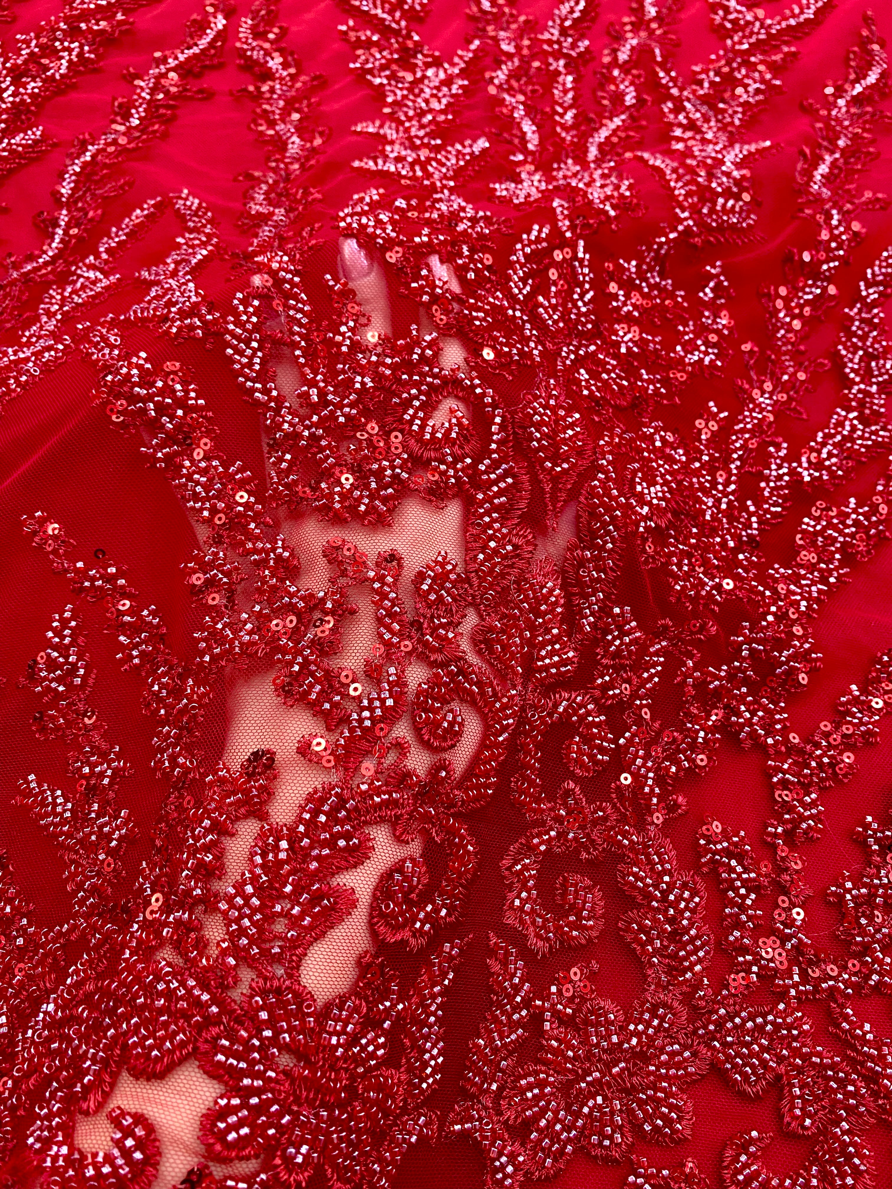 Piros Couture csipke geometriai mintával, gyöngyökkel, gyöngyöcskékkel és flitterekkel