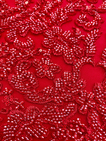 Piros Couture csipke geometriai mintával, gyöngyökkel, gyöngyöcskékkel és flitterekkel