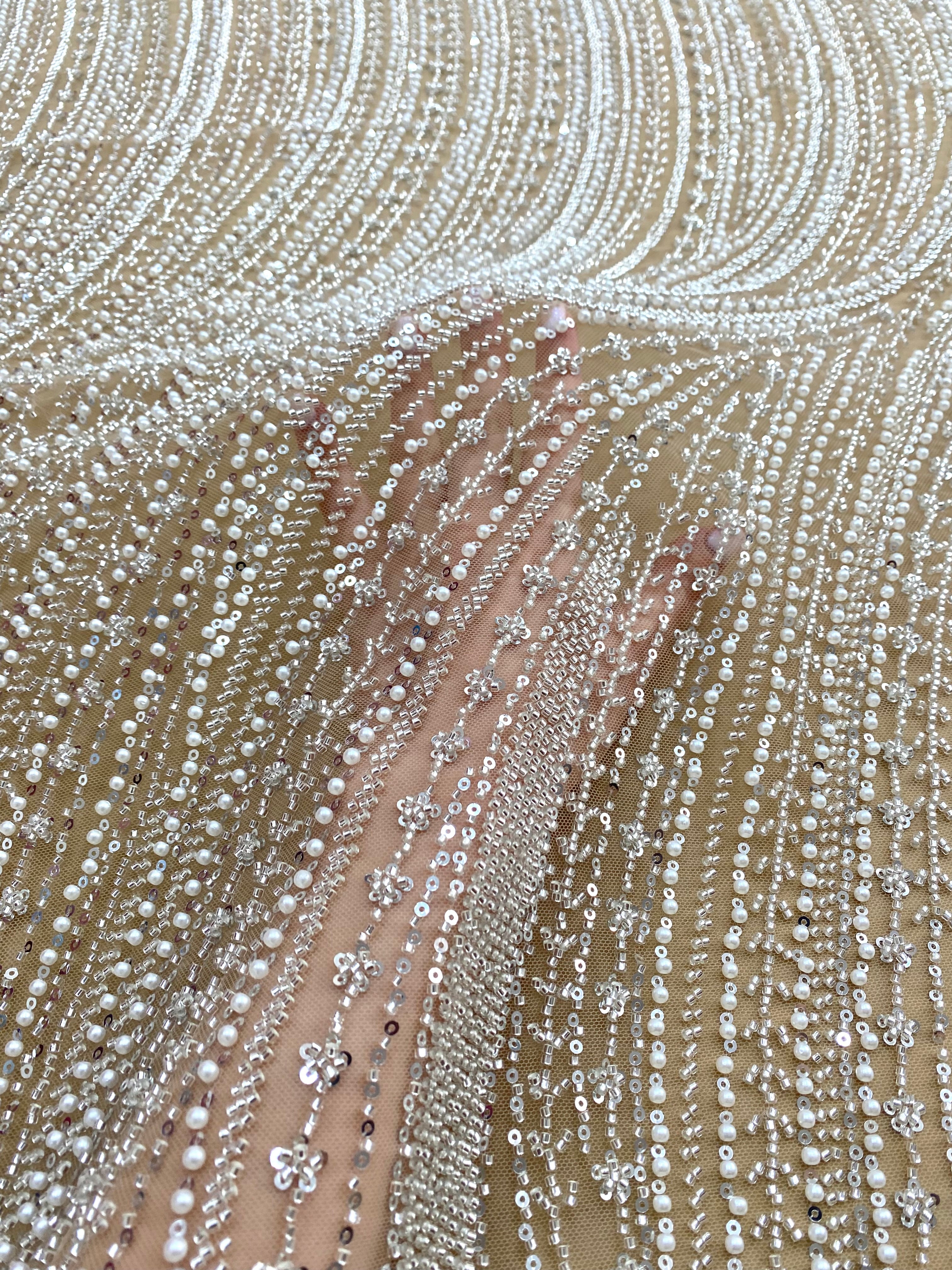 Dantela Couture Argintie pe Tulle Nude cu Model Liniar, cu Perle, Margele si Paiete