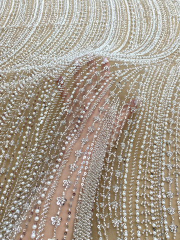 Dantela Couture Argintie pe Tulle Nude cu Model Liniar, cu Perle, Margele si Paiete
