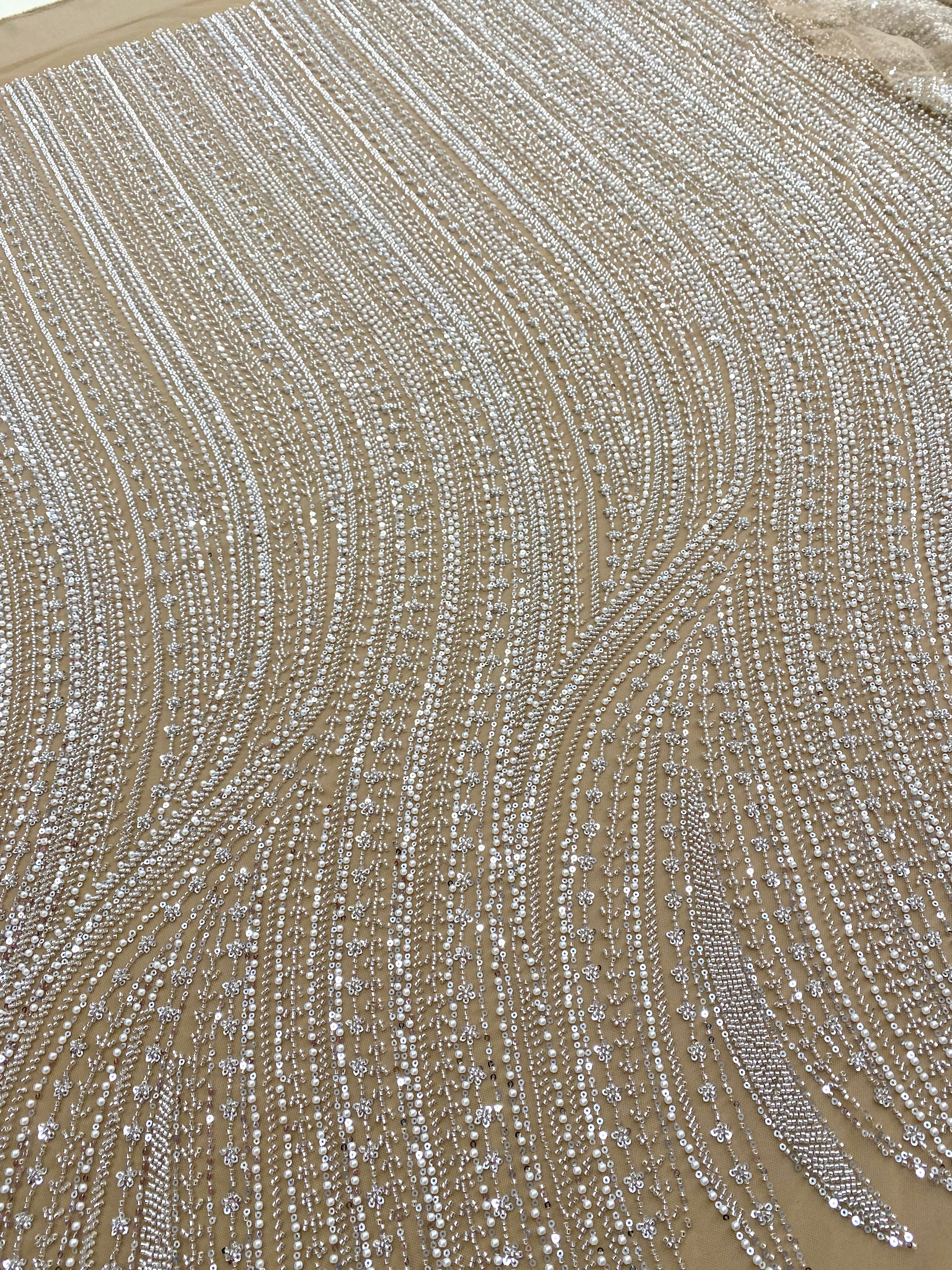 Dantela Couture Argintie pe Tulle Nude cu Model Liniar, cu Perle, Margele si Paiete