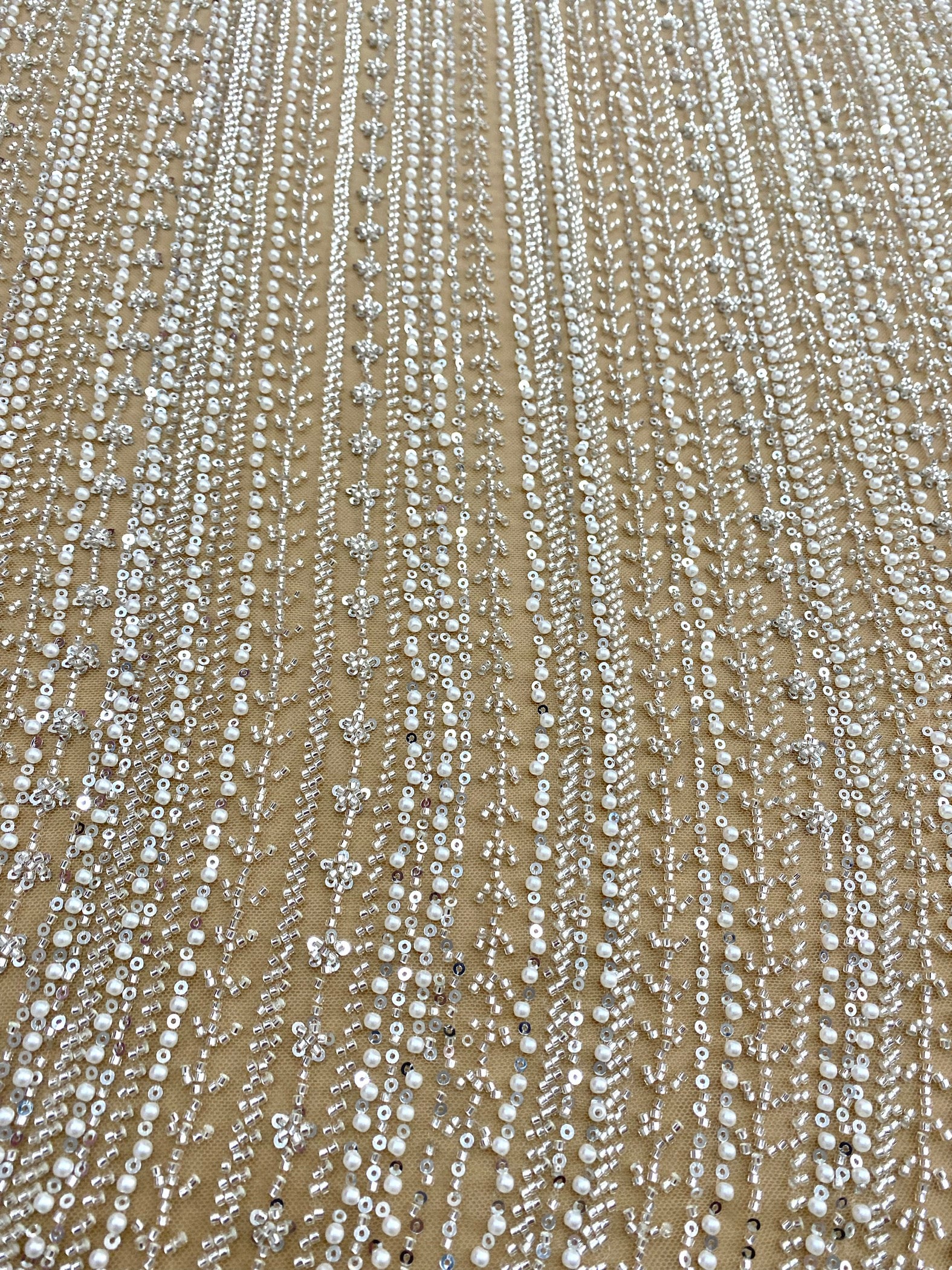 Dantela Couture Argintie pe Tulle Nude cu Model Liniar, cu Perle, Margele si Paiete