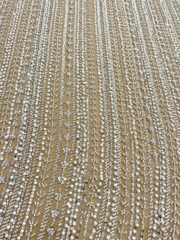 Dantela Couture Argintie pe Tulle Nude cu Model Liniar, cu Perle, Margele si Paiete