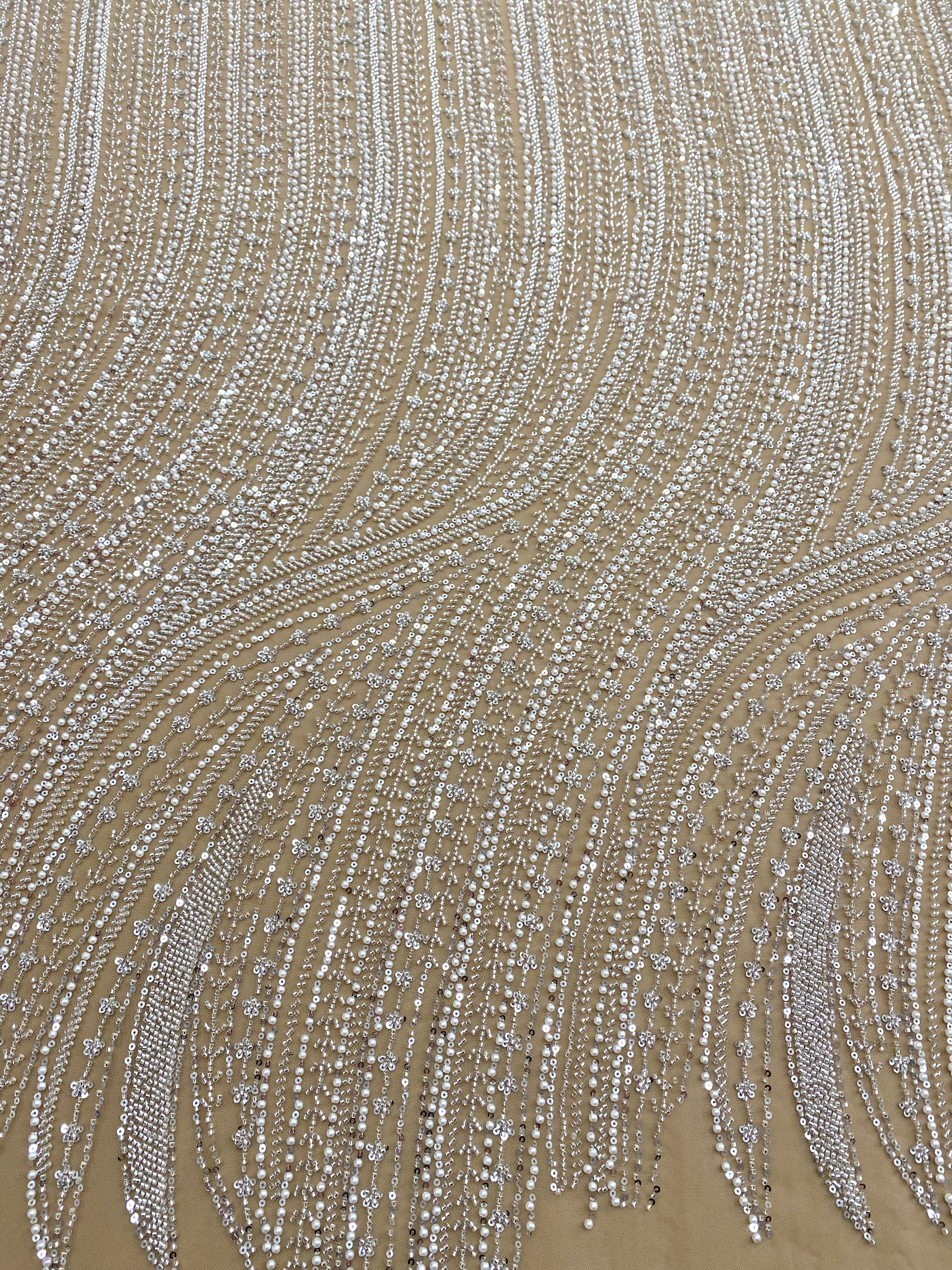 Dantela Couture Argintie pe Tulle Nude cu Model Liniar, cu Perle, Margele si Paiete