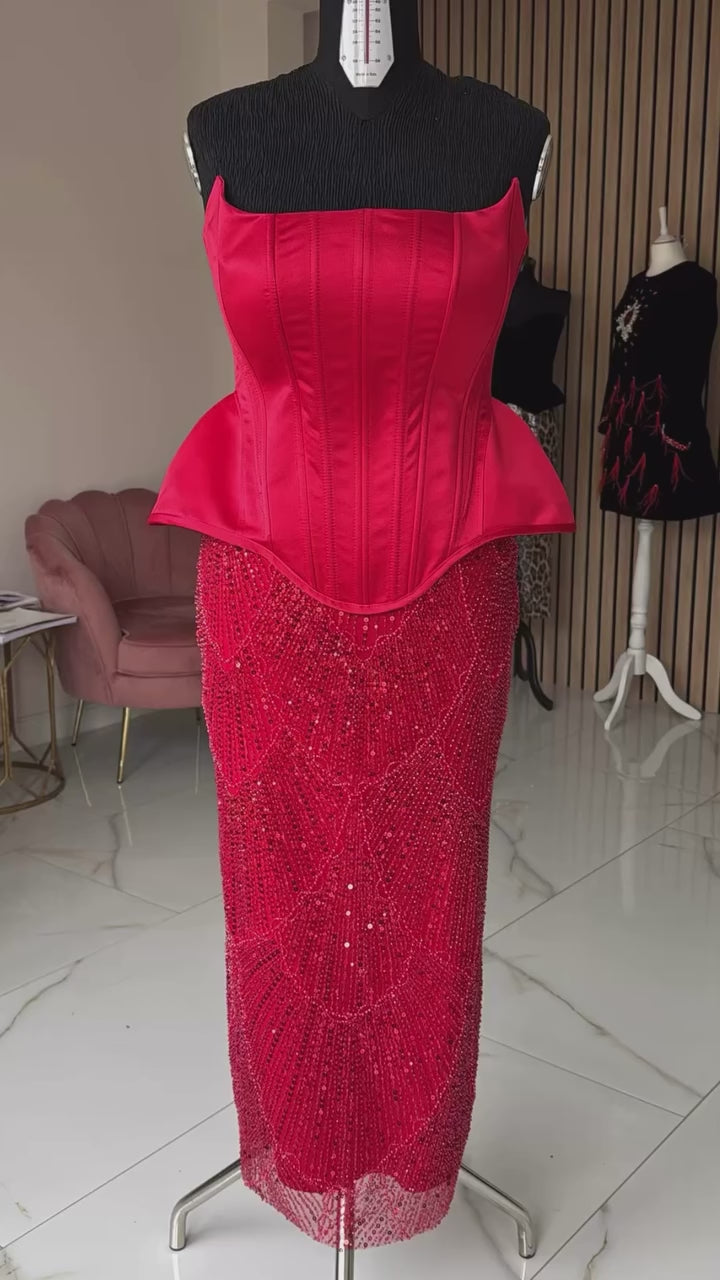 Csipke Couture piros geometriai mintával, gyöngyökkel, gyöngy díszítéssel és flitterekkel