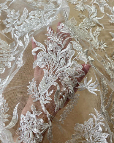 Dantela cu Model Floral, cu Cristale, Perle Sidefate si Paiete