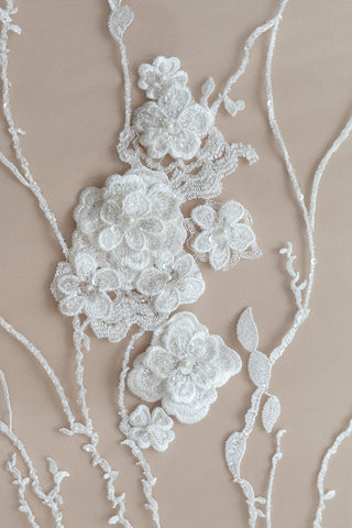Dantela cu Model Floral, cu Flori 3D, Perle Sidefate si Paiete