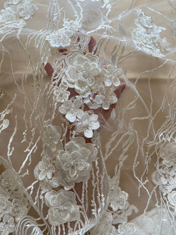 Dantela cu Model Floral, cu Flori 3D, Perle Sidefate si Paiete
