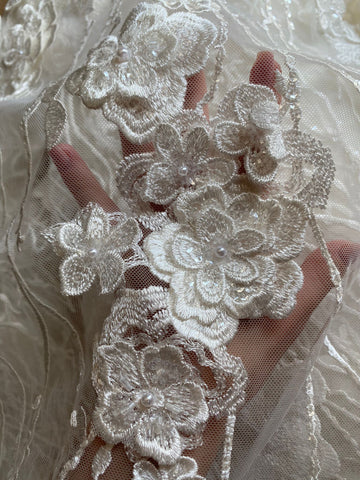 Dantela cu Model Floral, cu Flori 3D, Perle Sidefate si Paiete