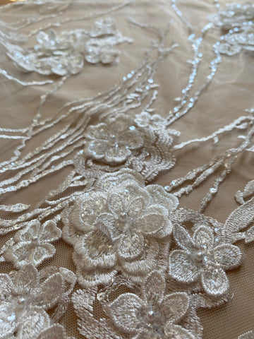 Dantela cu Model Floral, cu Flori 3D, Perle Sidefate si Paiete