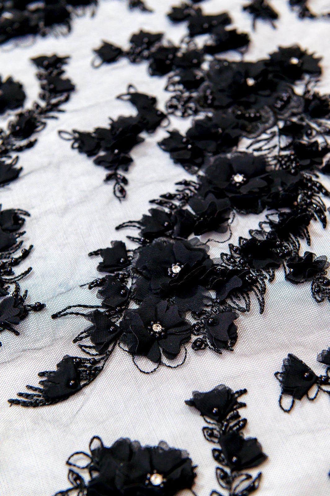 Dantela Neagra cu Flori 3D, Cristale si Perle