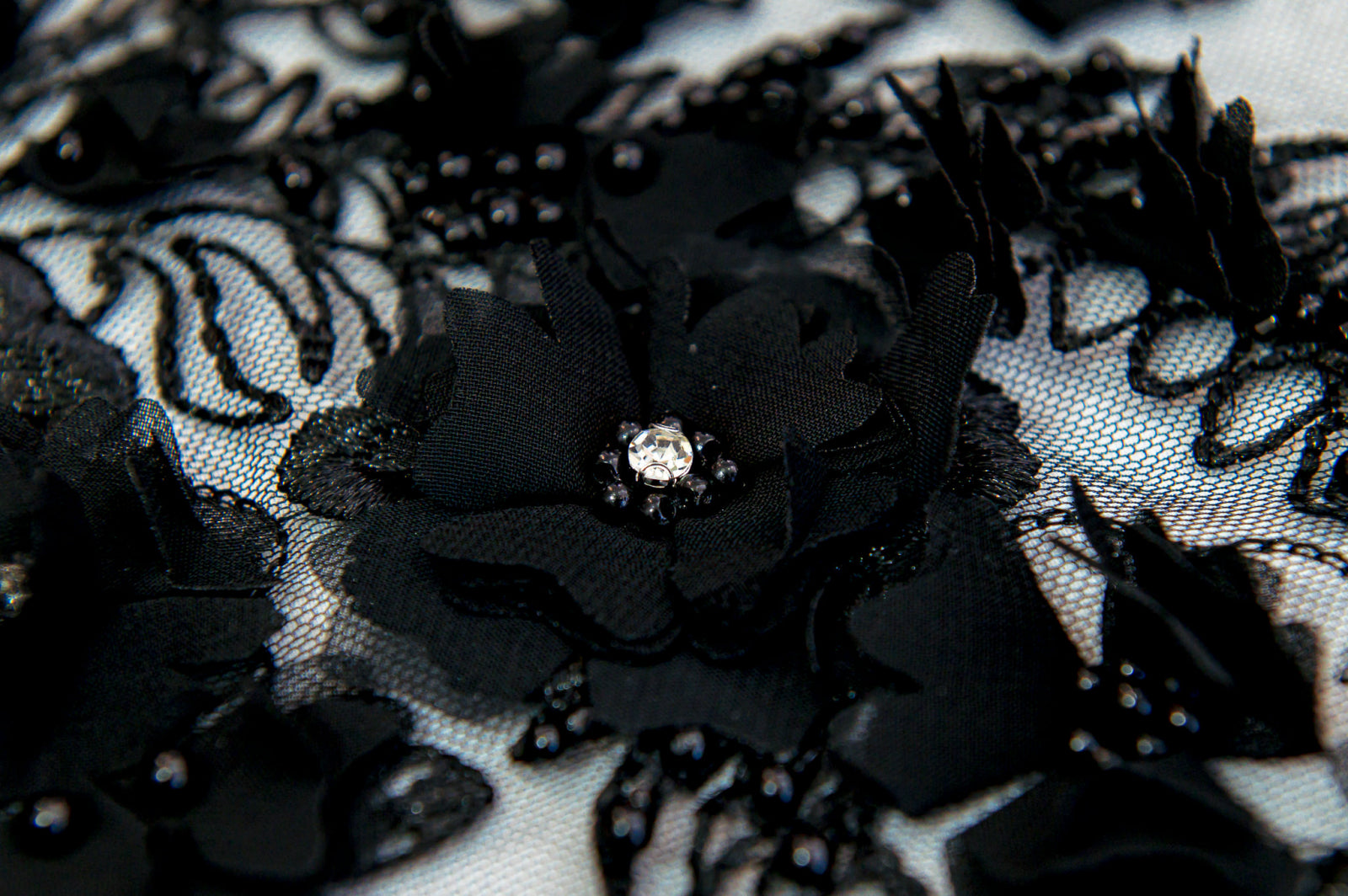 Dantela Neagra cu Flori 3D, Cristale si Perle