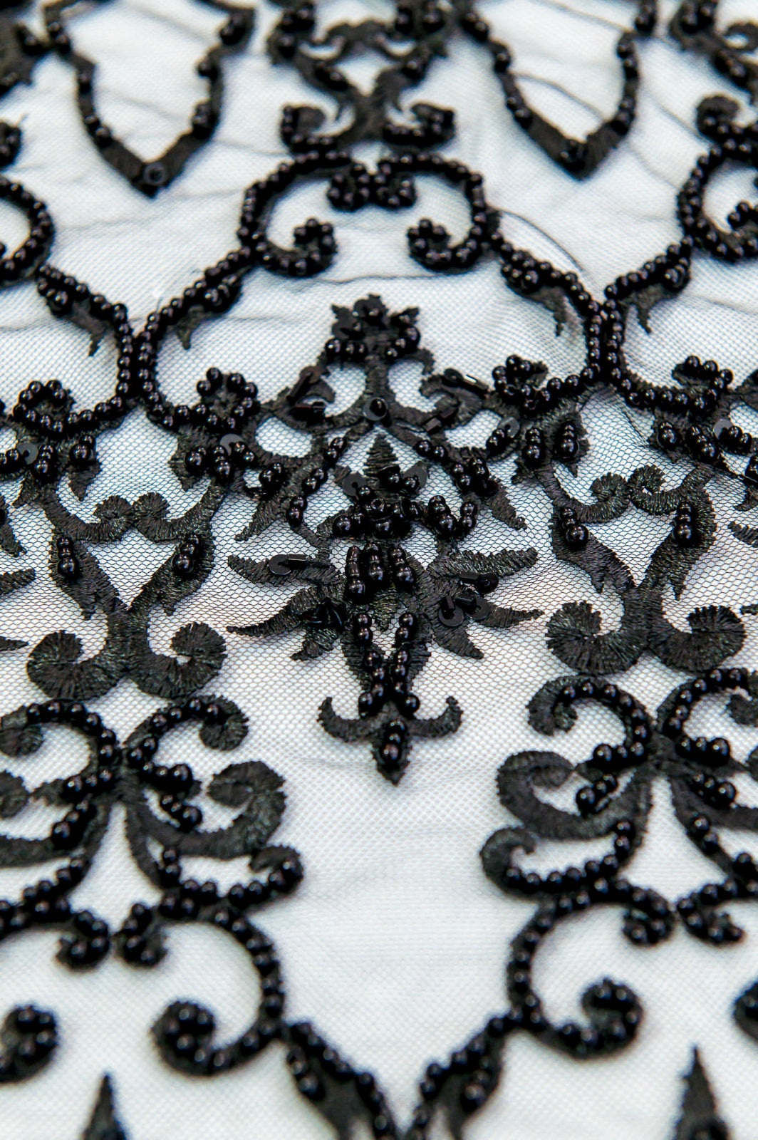 Dantela Neagra cu Model Simetric, cu Perle si Paiete